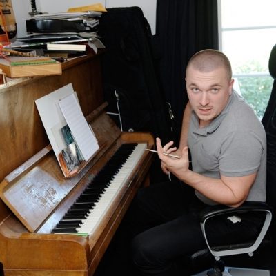 Der Komponist Kilian Deissler am Klavier, wo er seine Melodien findet.