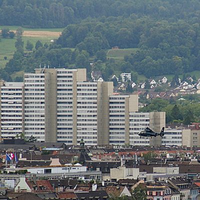 800px-Zuerich_Hochhaus_Lochergut_Helikopter