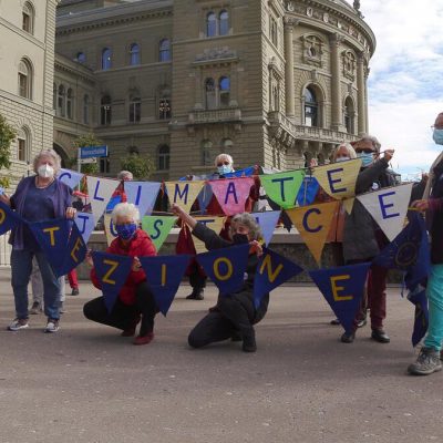 After the Swiss Federal Supreme Court rejected the filed suit, the Association of Climate Seniors takes their case to the European Court of Human Rights.
They rebuke the federal government's failure to act on climate protection and demand more effective measures. The climate action at the Court is one of the first of its kind and could become a precedent for the whole of Europe. To underline their concern, the senior citizens are travelling personally from Berne via Basel to Strasbourg.
Nachdem das schweizerische Bundesgericht abgelehnt hat, zieht der Verein der KlimaSeniorinnen  ihre Klage vor den Europäischen Gerichtshof für Menschenrechte.
Sie rügen die Unterlassungen des Bundes im Klimaschutz und fordern verstärkte wirkungsvollere Massnahmen. Die Klimaklage ist am Gerichtshof eine der ersten ihrer Art und könnte zu einem Präzedenzfall für ganz Europa werden. Um ihr Anliegen zu unterstreichen, reisen die Seniorinnen persönlich von Bern via Basel nach Strassburg.