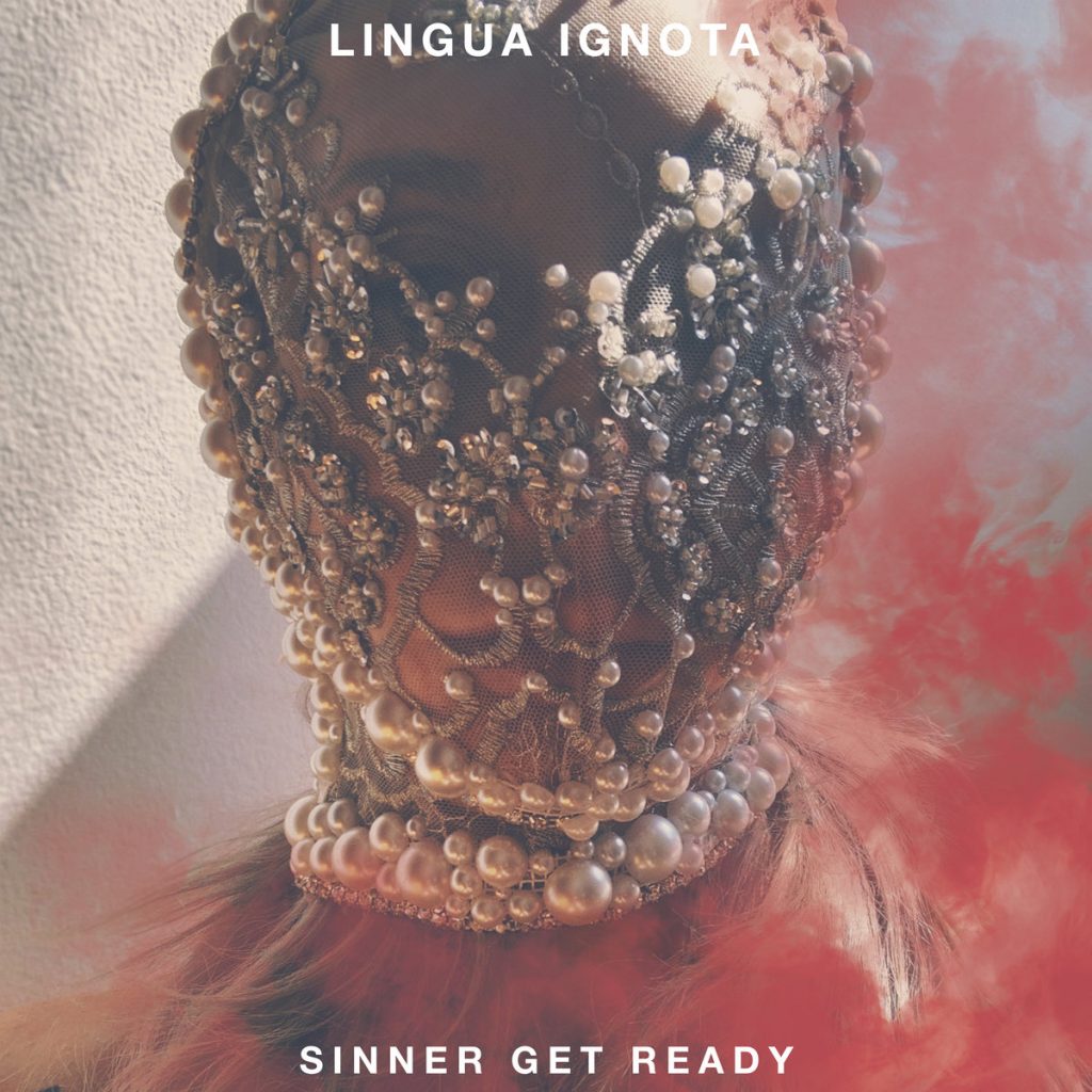 Drama Königin Kristin Hayter alias Lingua Ignota veröffentlicht ein neues Album mit einem Titel, der perfekt zu ihrer Tradition der religiösen Düsternis pass: Sinner Get Ready.
