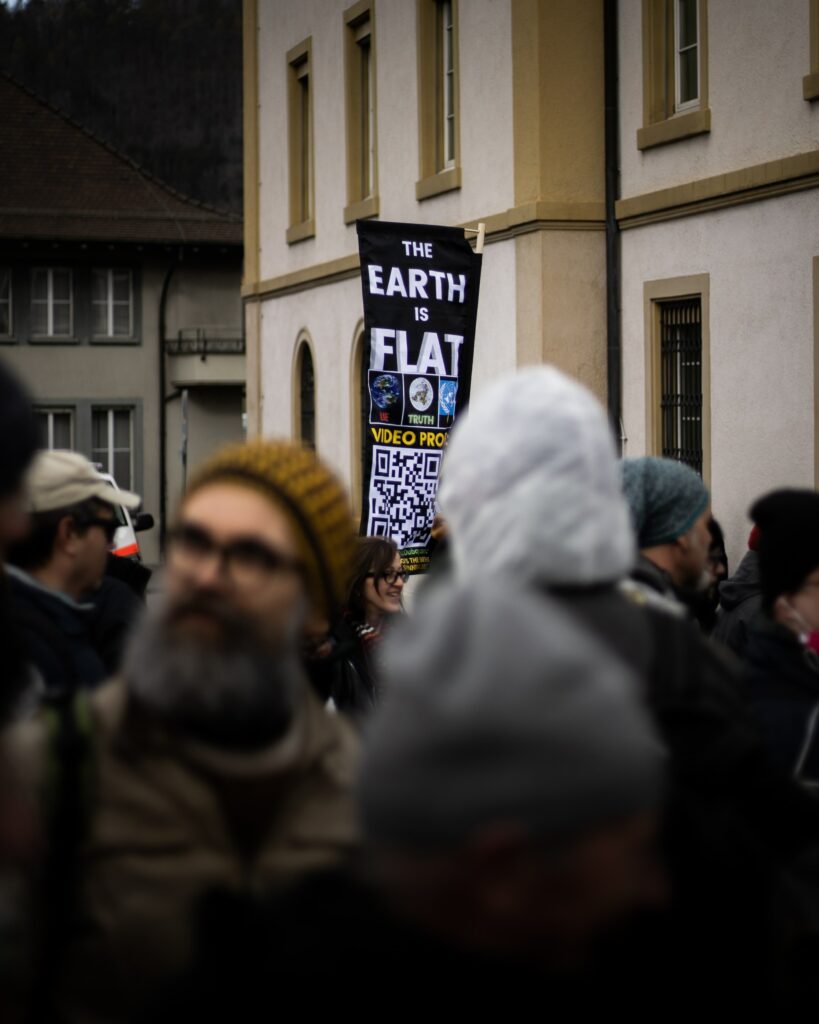 Die Pandemie zeigt es: Immer mehr Menschen sind anfälliger für Verschwörungstheorien. Aber wie entstehen sie überhaupt?