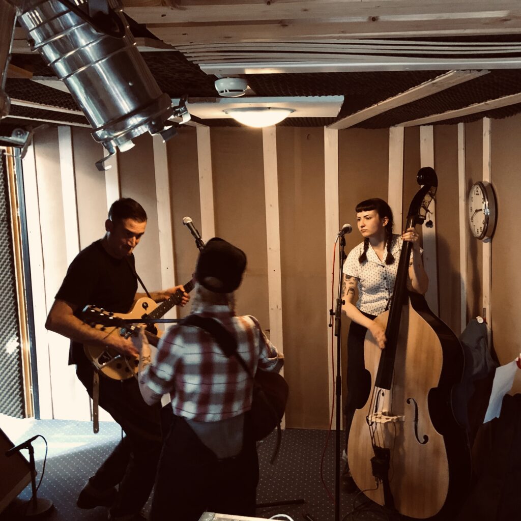 Rockabilly straight outta Norditalien live aus dem Studio 2.