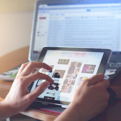 hands-g85e9fcc06_1920.jpg_Quadrat