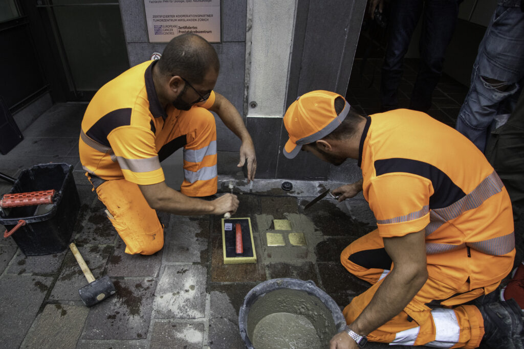 Stolpersteine als Erinnerung an die Opfer des Holocaust.