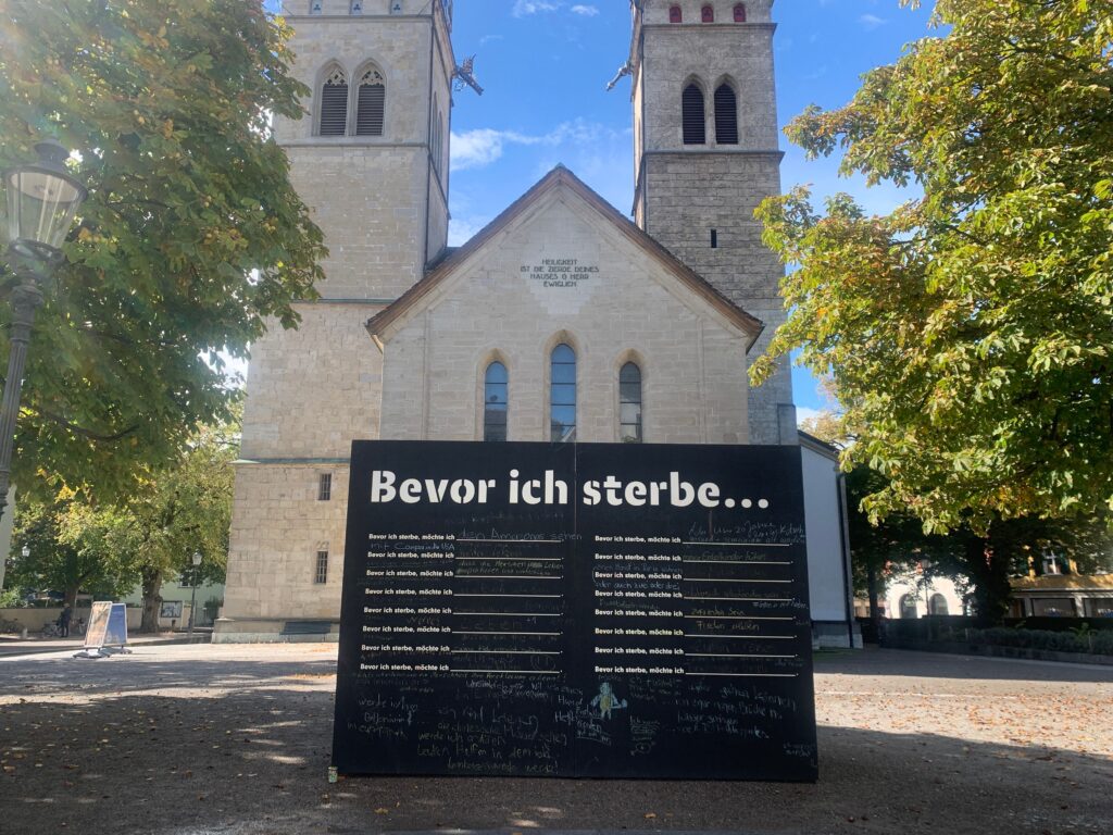 Wünsche, Ziele, Gesellschaftskritik - Der Kubus auf dem Kirchplatz löst vieles aus.