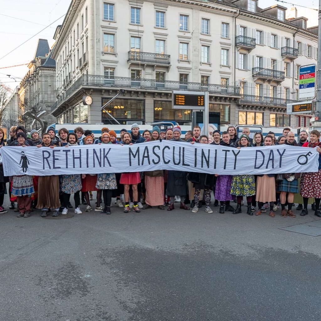 Der Paradeplatz war heute Morgen voll mit Röcken - der Frage warum, geht Yurena Rubido Chaves in ihrem Beitrag nach.
Ein Austausch über Männlichkeit, Rollenbilder und den Rock als Symbol.