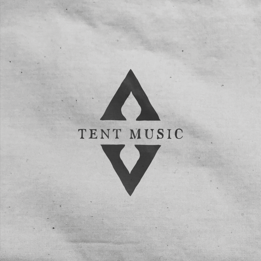 «Tent Music» ist ein experimentelles, psychomythologisches DIY-Recording-Projekt, welches unter ganz speziellen Umständen in einem Zelt in Nord-Arizona entstanden ist..