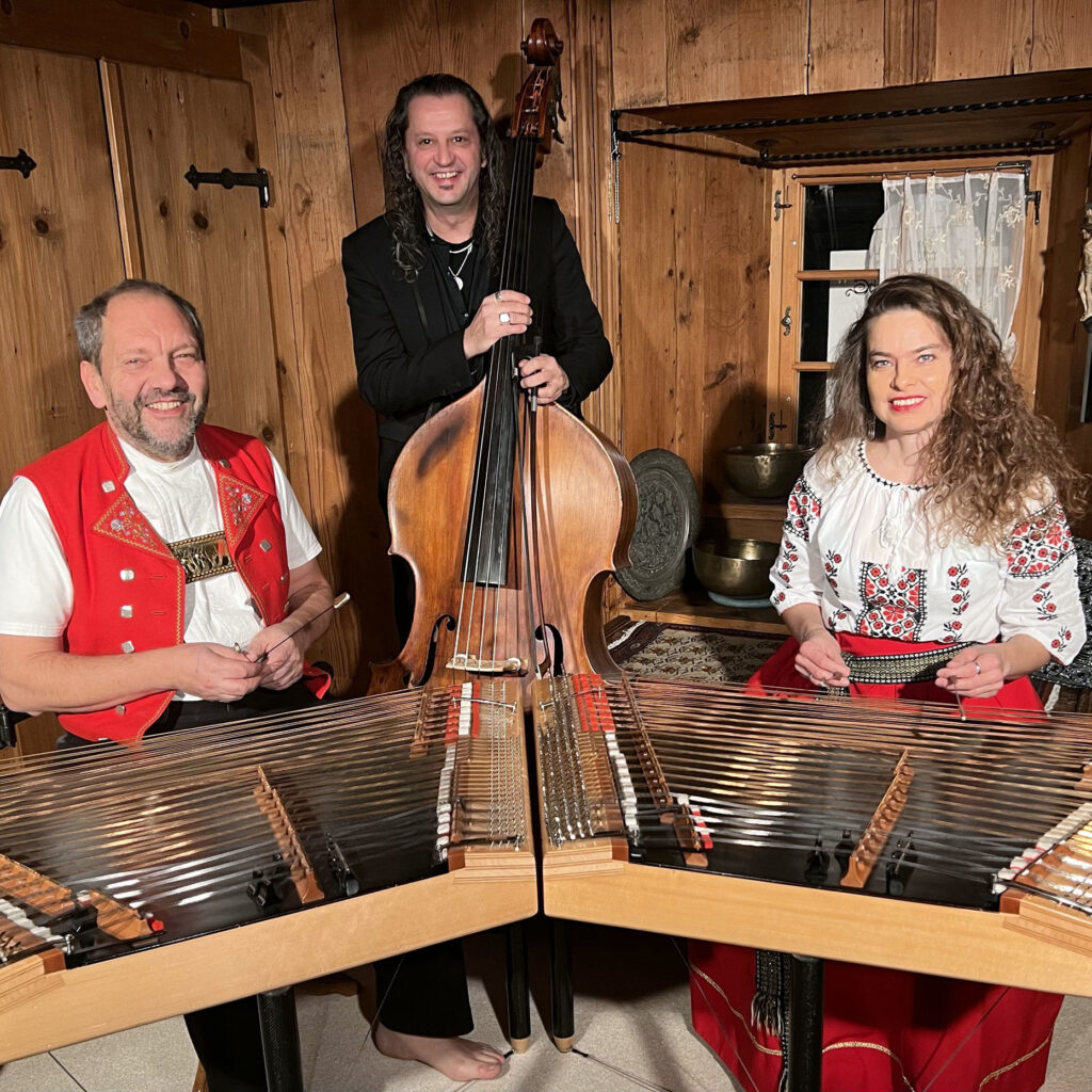 Das Trio Anderscht über traditionelle Streichmusik und Reisebüros.