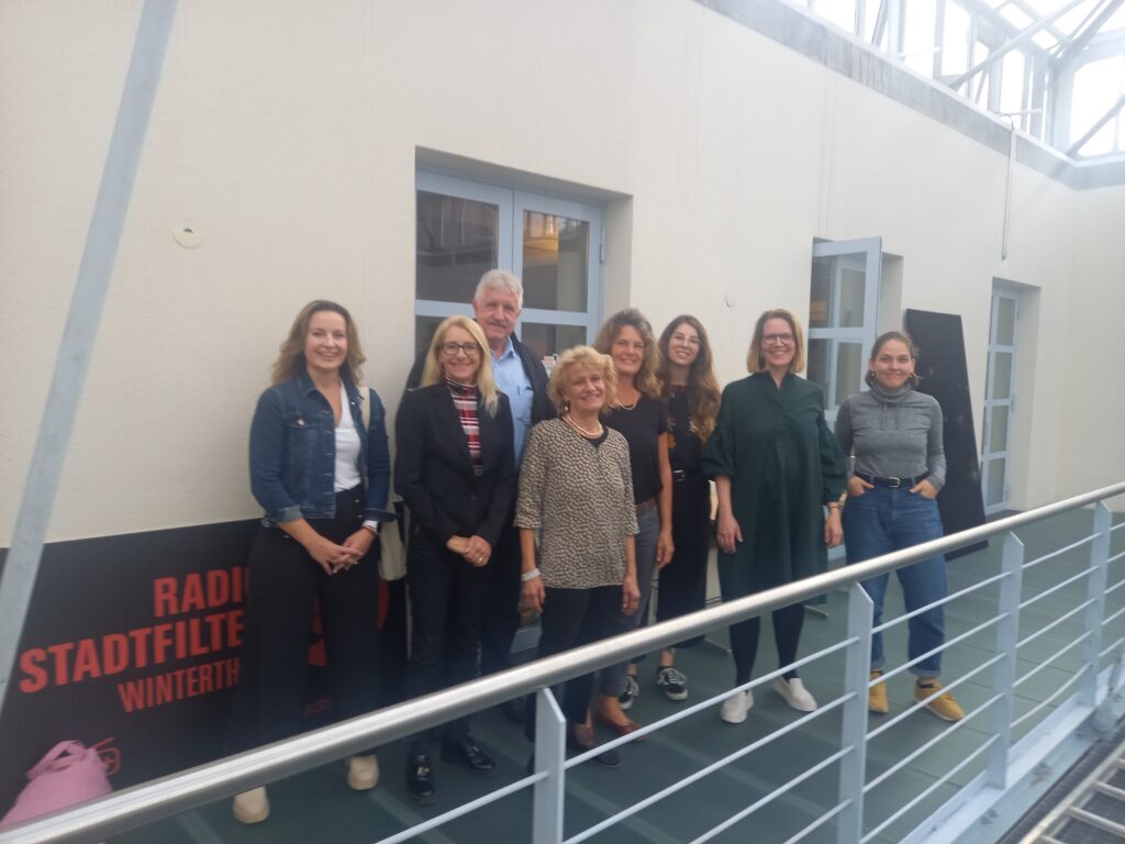 Auf dem grossen Stadtfilter-Podium haben für euch diskutiert: Therese Schläpfer (SVP), Katharina Prelicz-Huber (Grüne), Nora Ernst (GLP), Olivia Staub (SP), Gioia Porlezza (FDP), Heidi Weiss (EVP), Sarah Casutt (AL) und Erich Vontobel (EDU).