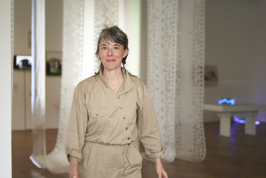 Und zum Schluss: Das Interview mit der bildenden Künstlerin Stéphanie Baechler.