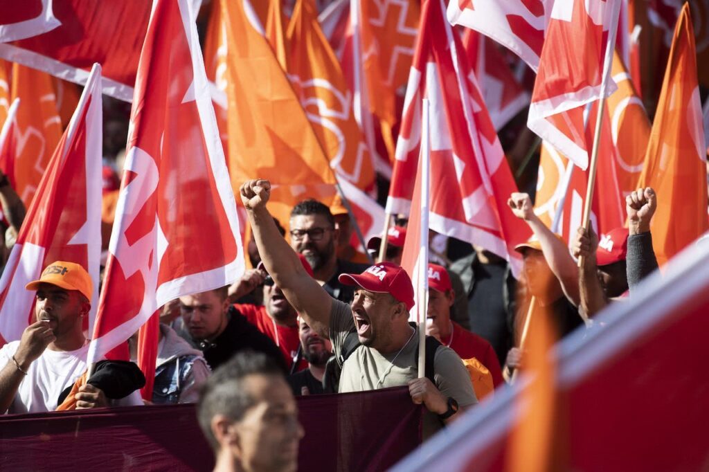Trotz Personalkrise in der Baubranche starten die Baumeister:innen im Zuge der Aushandlung des neuen Landesmantelvertrags harte Angriffe auf die Arbeiter:innen - diese reagieren mit Protest.