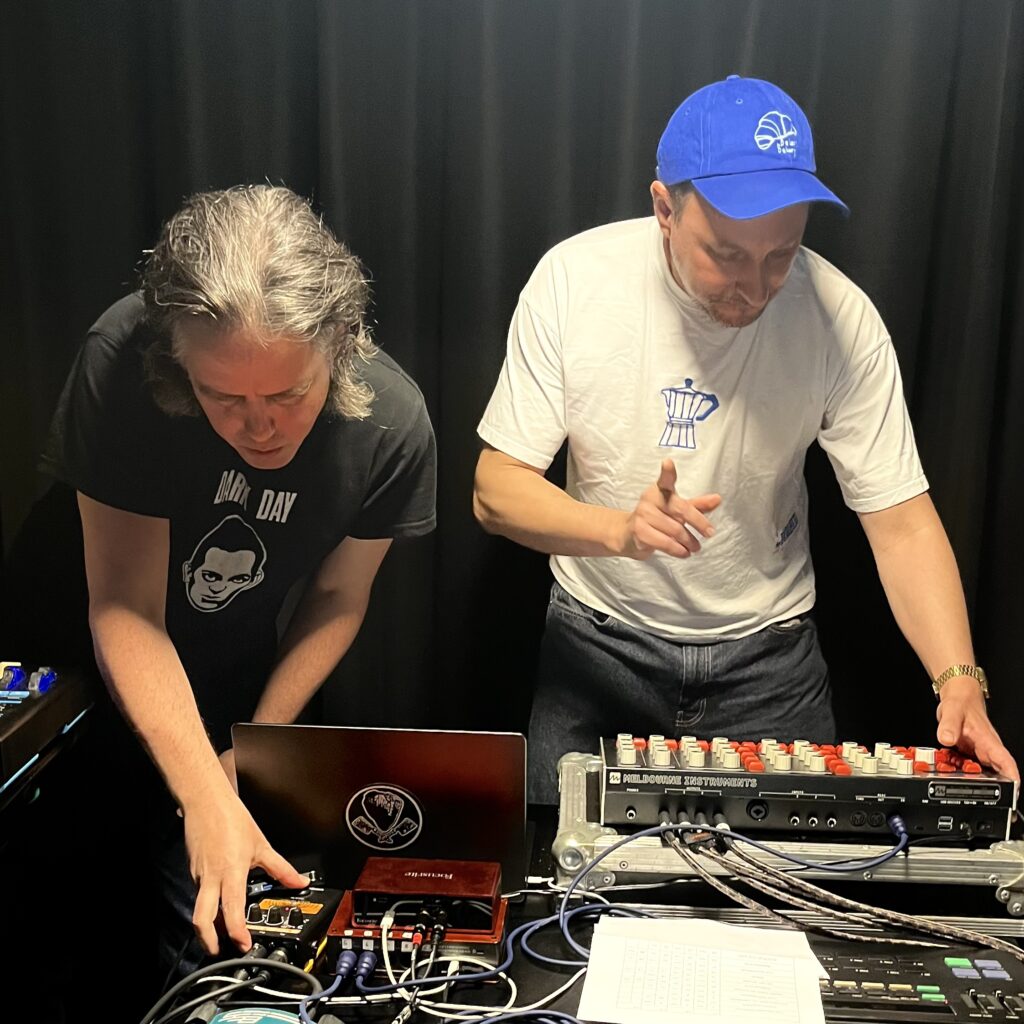 Minimal Wave? Elektronischer Post-Punk? Hört rein und entscheidet selbst!