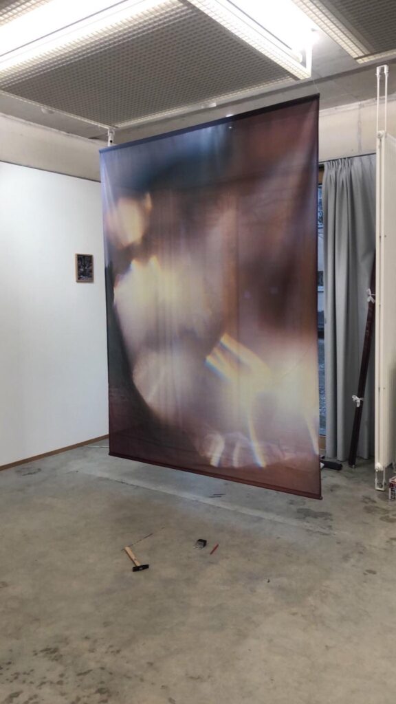 Vor der Vernissage von «Vom Dazwischensein» im Kunsthaus Villa Sträuli erzählt Claude Bühler von Entschleunigung und Selbstreflexion.