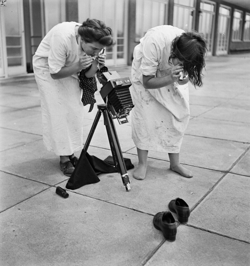 Frauen fehlen im Archiv: Eine neue Ausstellung der Fotostiftung Schweiz in Winterthur macht die Lücken sichtbar.