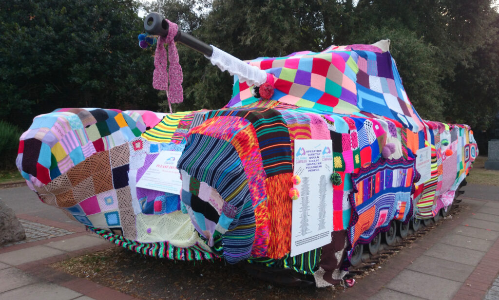 Pussy Hats, Welcome Blankets, umstrickte Laternen: Was hat es mit der Protestform 