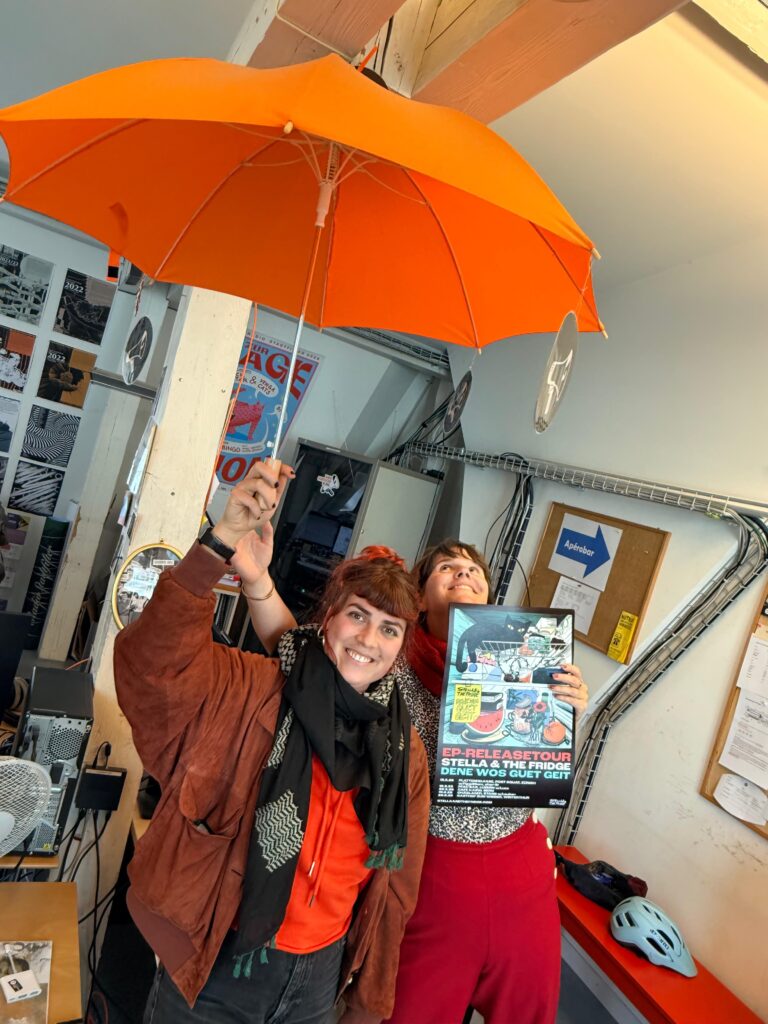 Dene wos guet geit. So heisst die neue und erste EP von Stella and the fridge. Gemeinsam haben wir uns alle fünf Tracks angehört.