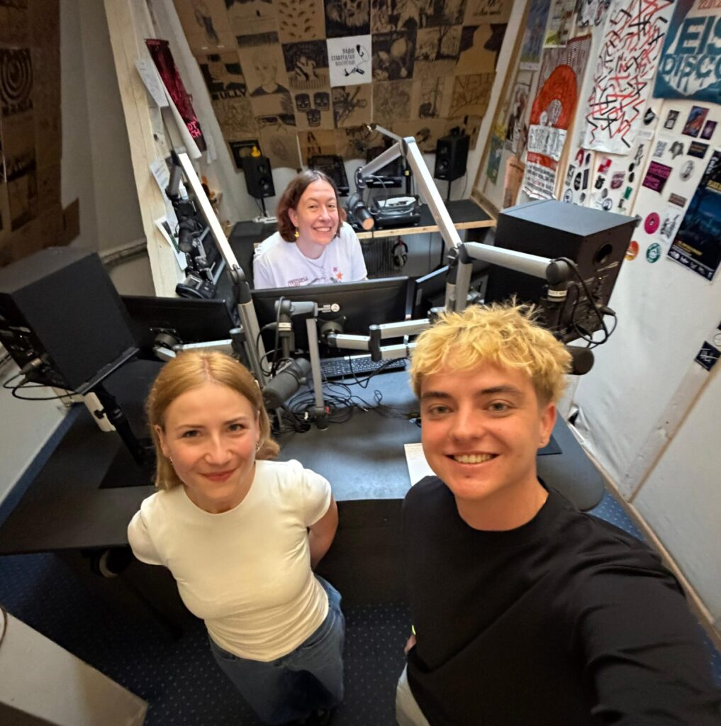 Ein Gespräch mit Nadja und Oliver, die sich freiwillig beim Verein Discuss It in der Moderation von Podiumsdiskussionen engagieren.