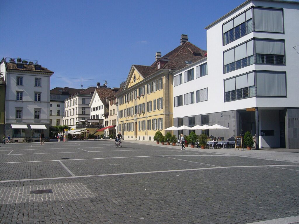 Der Neumarkt in der Altstadt ist einer der heissesten Orte Winterthurs. Jetzt verlangt eine Initiative, dass bei der Begrünung und Beschattung vorwärts gemacht wird.