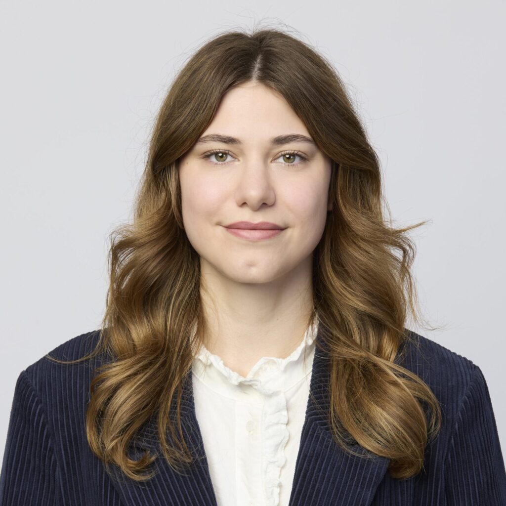 Wir haben mit Leandra Columberg gesprochen, sie ist Koordinatorin der NGO-Arbeitsgruppe zur Revision des Nachrichdendienstgesetzes. Sie kritisiert vor allem die Kabelüberwachung, welche dem NDB in Zukunft die Überwachung des gesamten Internetverkehrs ermöglichen würde.